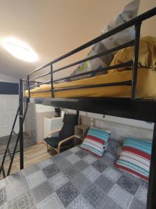 una habitación con dos literas y una silla en la PASSERONNE, en Barbentane 17 fotos más