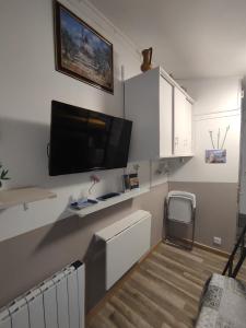 Una sala de estar con un televisor de pantalla plana en la pared. en la PASSERONNE, en Barbentane