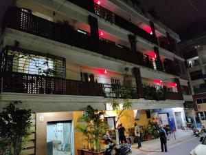 Un grupo de personas paradas afuera de un edificio en Fernandes Complex, en Bangalore