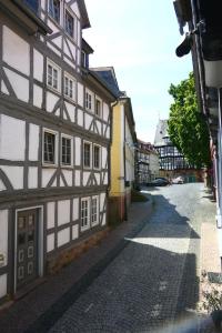 una calle adoquinada con edificios blancos y negros en FeWo Peter, en Alsfeld