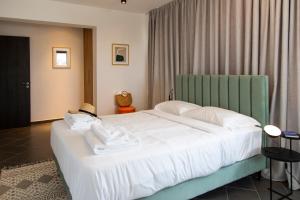 Un pat sau paturi într-o cameră la LIV URBAN Suites