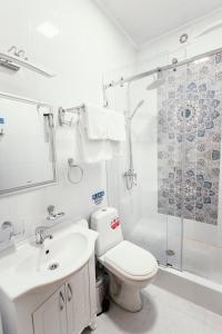 Bathroom sa Registon Saroy Hotel