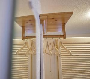 Zimmer mit einem Fenster mit Holzbügeln in der Unterkunft Bungalow am Neustädter See in Neustadt-Glewe
