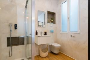 a bathroom with a shower and a toilet and a sink at Ayuntamiento Panoramic in Valencia +33 photos