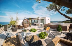 ein Haus mit Meerblick in der Unterkunft Villa Maxima in Sainte-Maxime