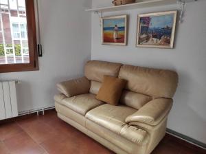 A seating area at a18' de Barcelona y 10' de circuito de Cataluña