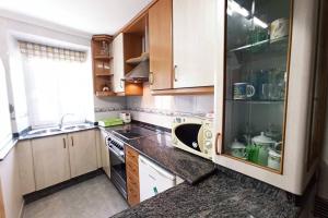 eine Küche mit einer Spüle und einer Arbeitsplatte in der Unterkunft Covas Playa Casita in Viveiro
