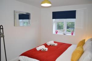 a bedroom with two stuffed elephants on a bed at Modern 1 Bed Apartment in Hatfield - Walking distance to Uni & Business Park - FREE Onsite Parking in Hatfield