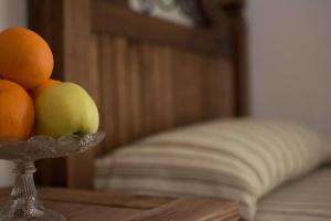 Casa Rural Sierra Tórtola 2 في Hinojales: وعاء زجاجي من الفواكه على طاولة خشبية