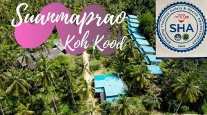 una vista aérea de un complejo con un cartel y palmeras en Suan Maprao Ko Kut Resort en Ko Kood
