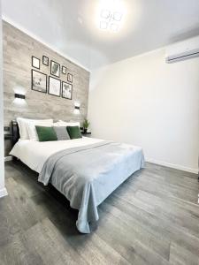 um grande quarto branco com uma cama grande em Элегантная квартира-студия ЖК Рич Таун, Ирпень em Irpin