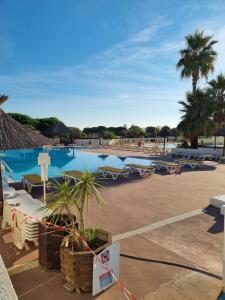 een groot zwembad met stoelen en een resort bij marie & cyrille in Lattes