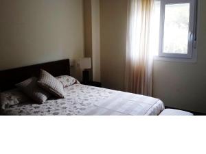 Tempat tidur dalam kamar di Ballesol Costablanca Senior Resort mayores de 55 años
