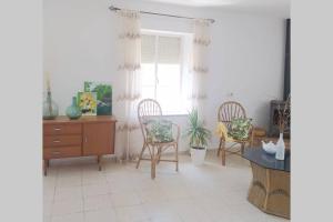 Habitación con sillas, mesa y ventana en La casa del pueblo, en Villar de Chinchilla