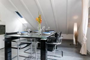 ein Esszimmer mit einem schwarzen Tisch und Stühlen in der Unterkunft Ferienwohnung Fuchs in Bodman-Ludwigshafen