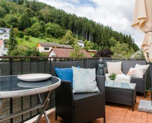 einen Balkon mit Stühlen und einem Tisch mit Aussicht in der Unterkunft Ferienwohnung Fuchs in Bodman-Ludwigshafen