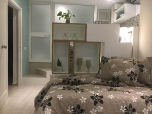 una camera da letto con un letto con una coperta a fiori di Charmant studio à Sfax a Sfax