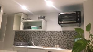 una cucina con lavello e microonde di Charmant studio à Sfax a Sfax
