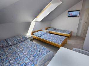 A bed or beds in a room at Noclegi u Alicji