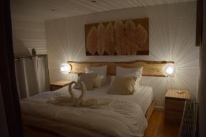 una camera da letto con un letto con due luci di Gites Aux Fines Bulles d'Alsace SPA privatif en supplément a Bergheim