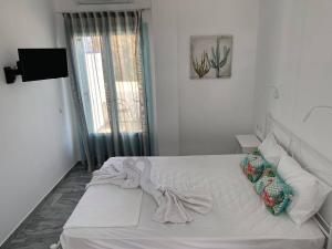 A bed or beds in a room at Cactus Beach Paros