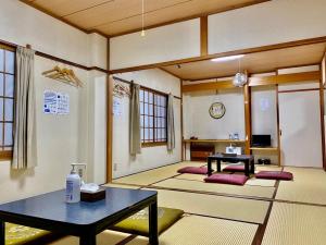 una grande stanza con un tavolo e un tavolo sidx sidx sidx di 苗場ロッヂ丘 a Yuzawa