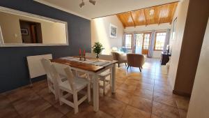 - une cuisine et une salle à manger avec une table et des chaises dans l'établissement Bismarck Swakopmund, à Swakopmund