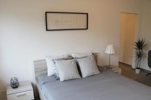 Postel nebo postele na pokoji v ubytování New & Modern Apartment with Beautiful Lake View!