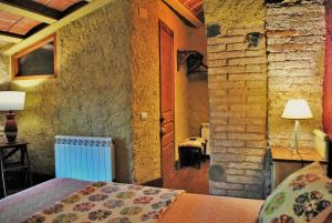 A bed or beds in a room at Masia El Canalot - Molí Del Pont