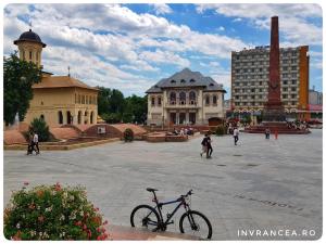 a bike parked in the middle of a courtyard at Hotel Unirea in Focşani