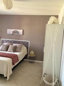 Un pat sau paturi într-o cameră la Haut de villa entre mer et campagne