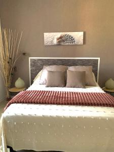 Ένα ή περισσότερα κρεβάτια σε δωμάτιο στο Haut de villa entre mer et campagne