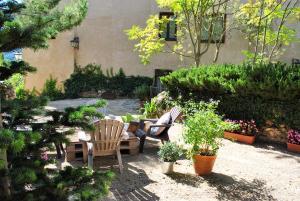 A garden outside Masia El Canalot - Molí Del Pont