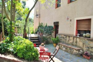 A garden outside Masia El Canalot - Molí Del Pont