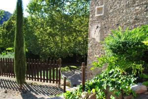 A garden outside Masia El Canalot - Molí Del Pont