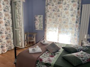 um quarto com uma cama com toalhas em Appartamento Libeccio em Finale Ligure