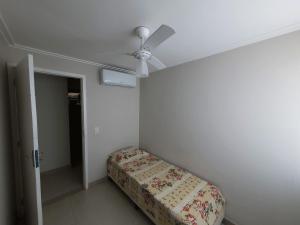 a white room with a ceiling fan and a bed at Apartamento Novo em Iriri - Vista para o Mar in Iriri