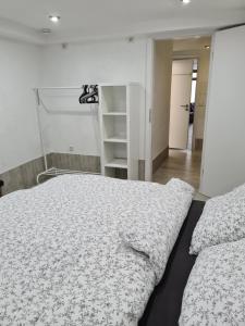 1 dormitorio con 1 cama grande y armario en FeWo Peter, en Alsfeld