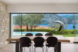 Bazén v ubytovaní Villa Mimosa-Con piscina e vista lago alebo v jeho blízkosti