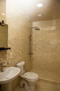 W łazience znajduje się toaleta, umywalka i prysznic. w obiekcie Bekas wine cellar w mieście Akhmety