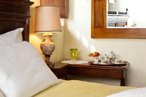 une chambre avec un lit et une table avec une lampe dans l'établissement Azienda Agrituristica Corteforte, à Fumane 35 autres photos