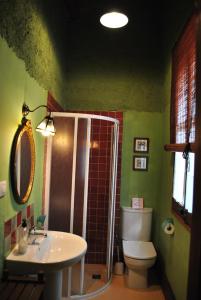 A bathroom at Masia El Canalot - Molí Del Pont