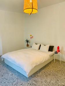 ein Schlafzimmer mit einem großen weißen Bett mit einer Lampe in der Unterkunft Samson and the Lilo in Vipava