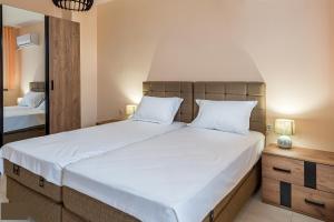1 dormitorio con 1 cama grande y espejo en Apartment Trayana, en Stara Zagora