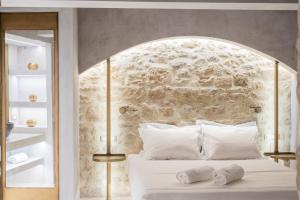 Posteľ alebo postele v izbe v ubytovaní Inotropes Boutique Suites - Adults Only