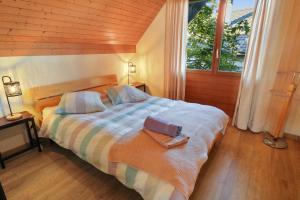 una camera da letto con un letto con una borsa sopra di Magnifique villa proche du lac de Morat a Murten