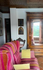 A seating area at Villa Ludoniccò