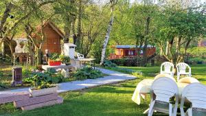 a garden with a table and chairs and a house at La Gypsy Caravane in Rivière