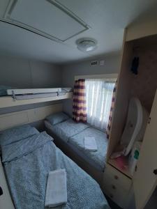 a small room with two beds and a window at Gosp. Agroturystyczne Stary Gaj in Żerkowice