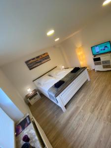 TV a/nebo společenská místnost v ubytování Schöne Wohnung mit Garten beim Outletcenter 5 km